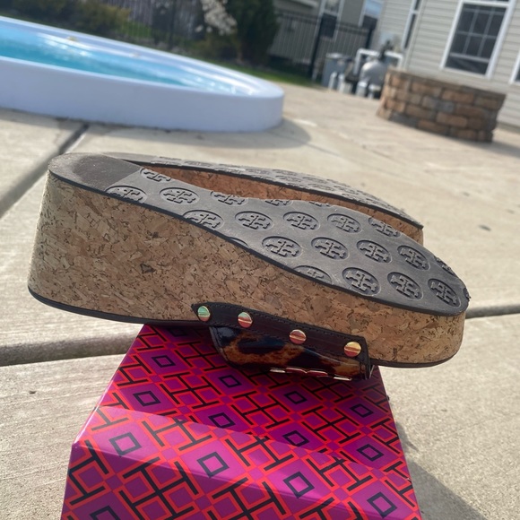 Tory Burch Patent Leather Tortoise Slides (Size 7.5) - Picture 6 of 6